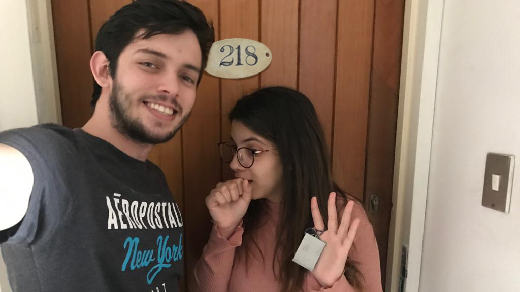 Pareja joven finge tos seca para que le den habitación en motel tomado por el Gobierno