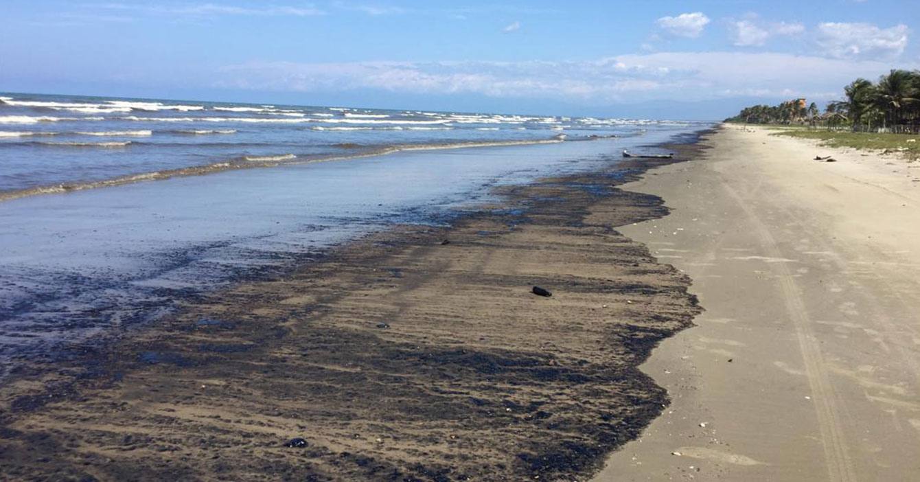 Miles de litros de petróleo en cautiverio son liberados en las playas de Falcón