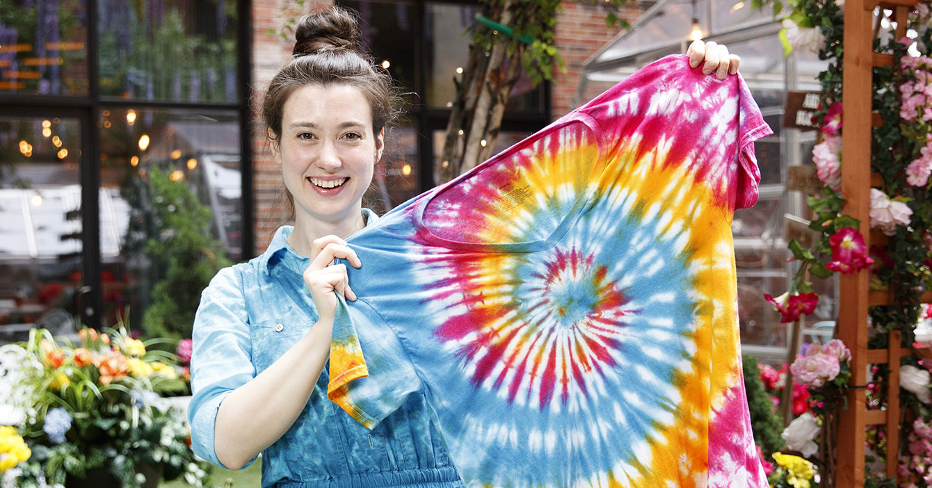 Chama que sin querer metió una franela de color con ropa blanca crea exitosa marca de ropa Tie Dye