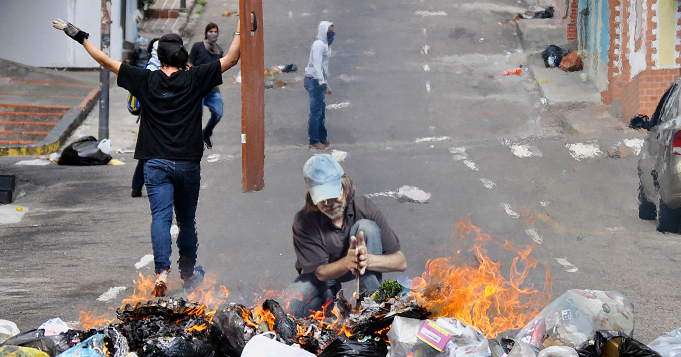 Manifestantes queman cauchos frotando dos palitos en protesta por falta de gasolina en el Táchira