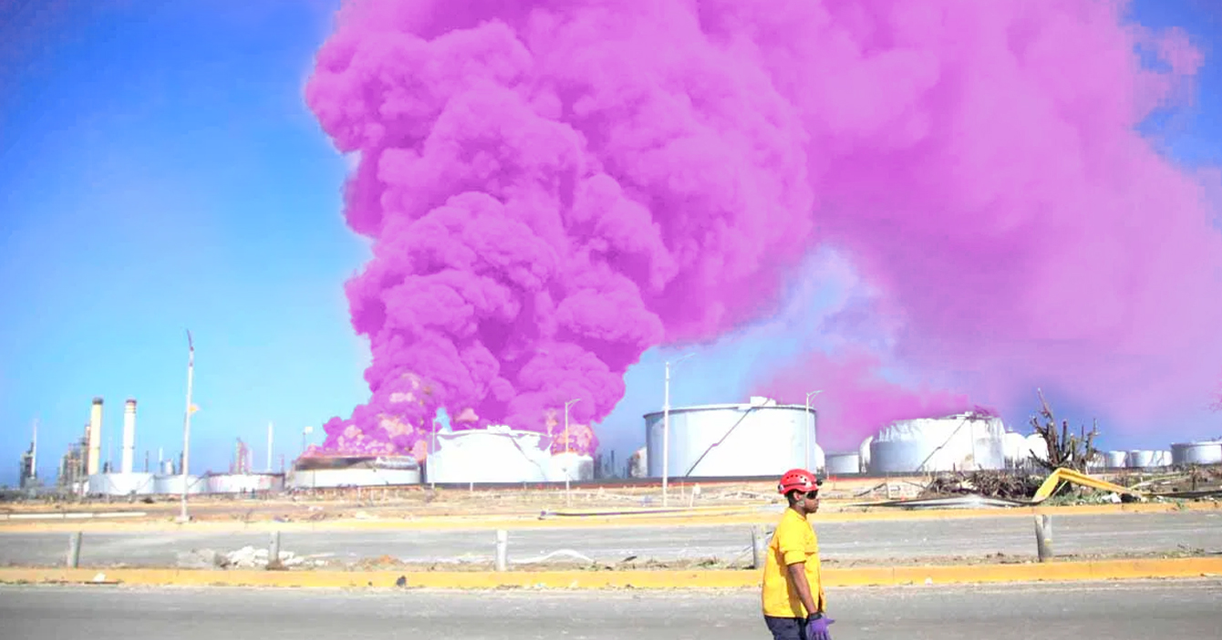 Gerente de PDVSA explota refinería para hacer gender reveal