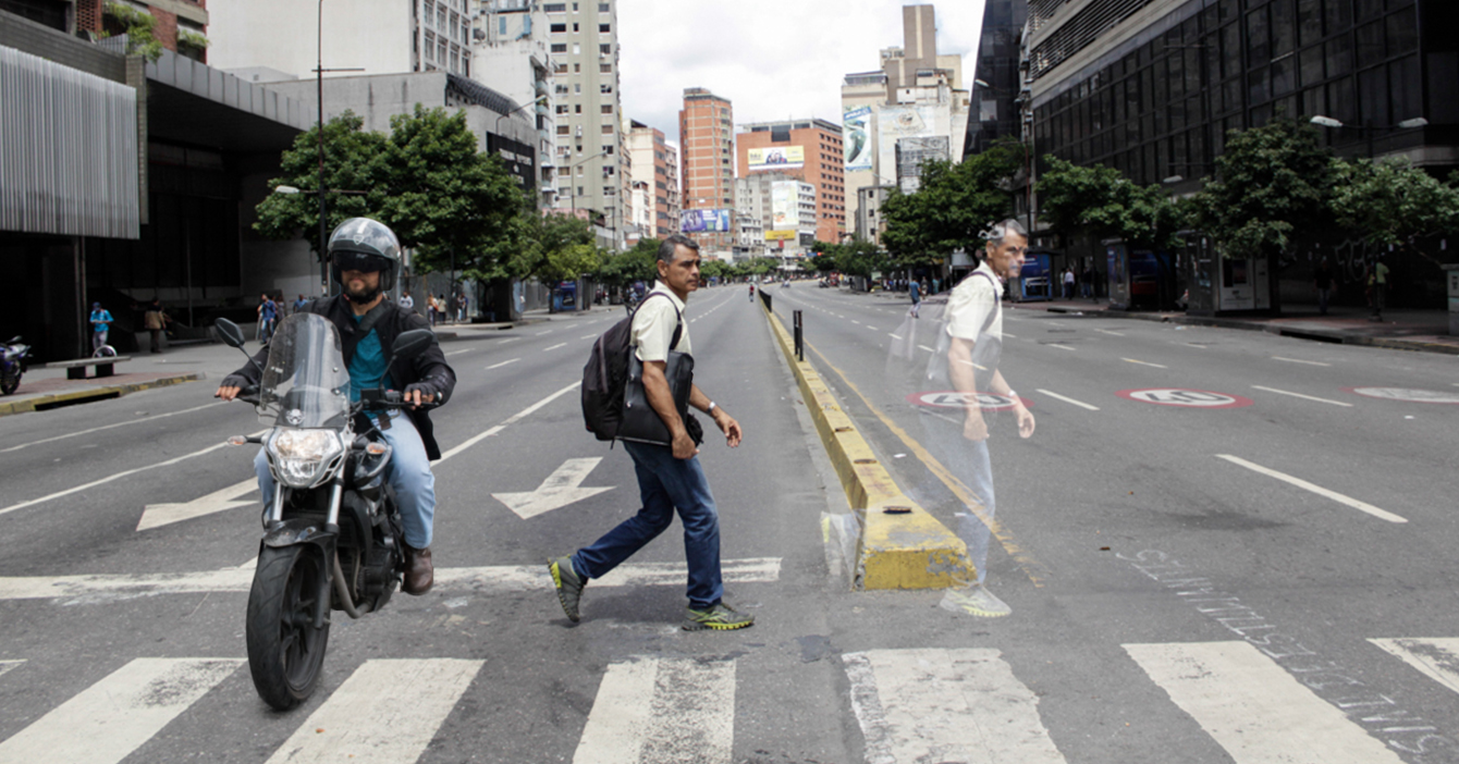 Señor desdobla su alma tras escuchar el ruido de una moto