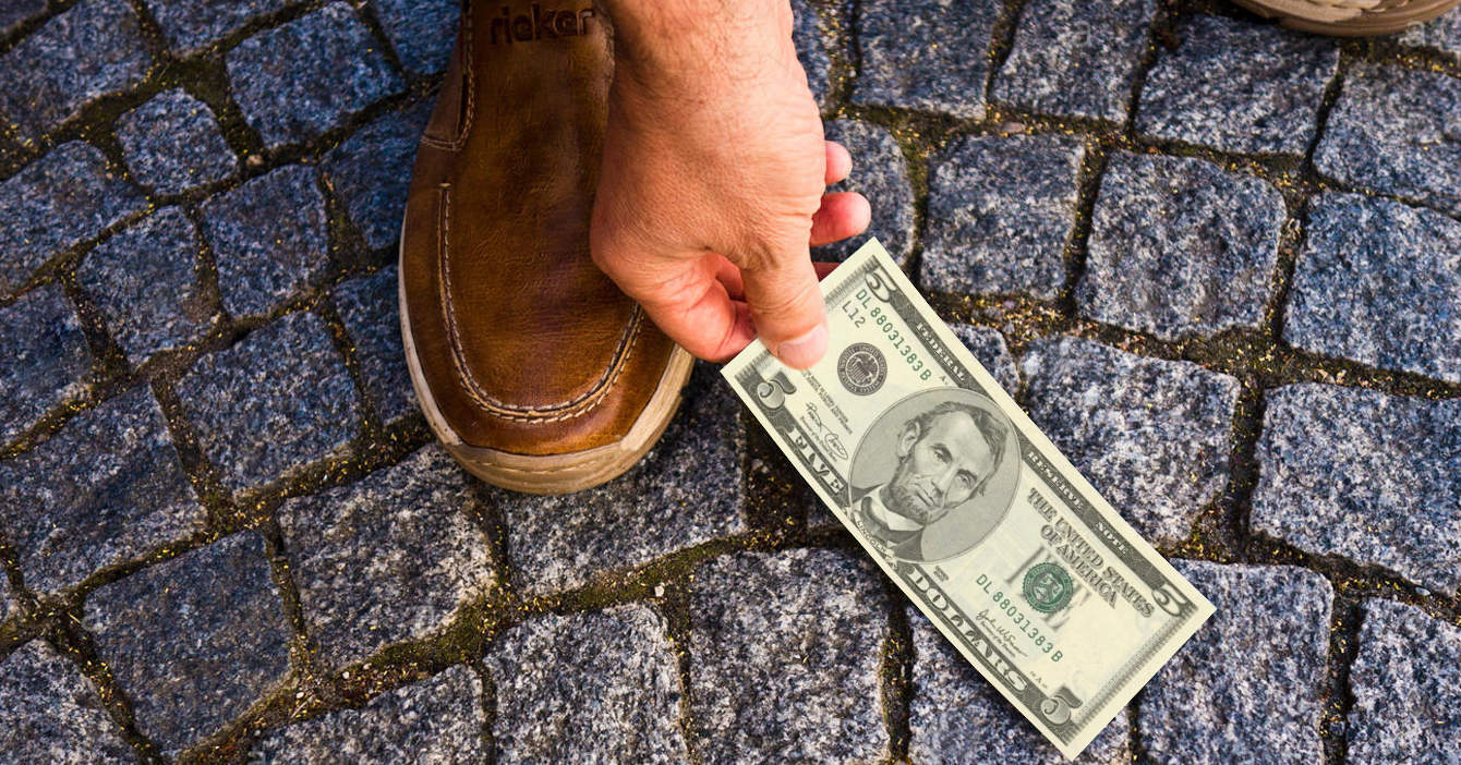 Persona que gana sueldo mínimo renuncia tras encontrarse $5 en la calle