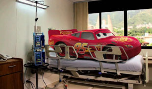 Rayo McQueen hospitalizado por envenenamiento con gasolina iraní