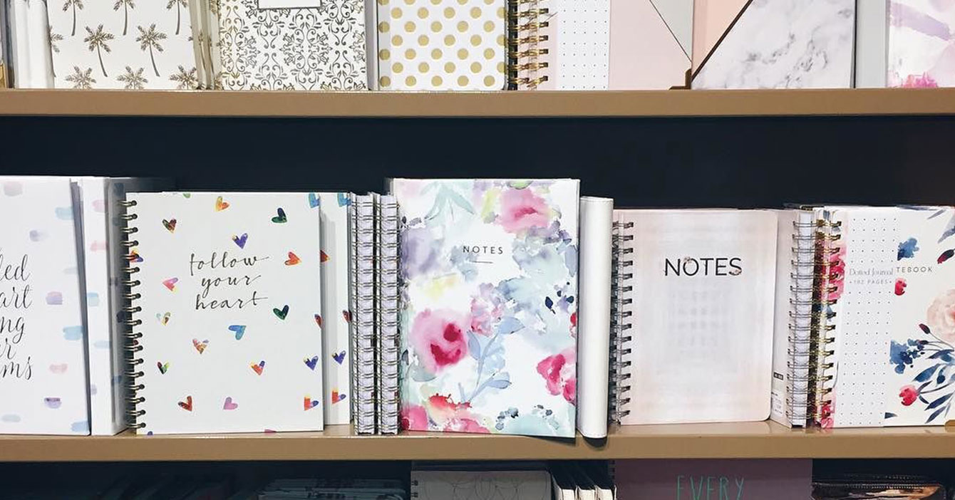 Colección de libreticas que chama compró "para anotar cosas" ya supera a la Biblioteca Nacional