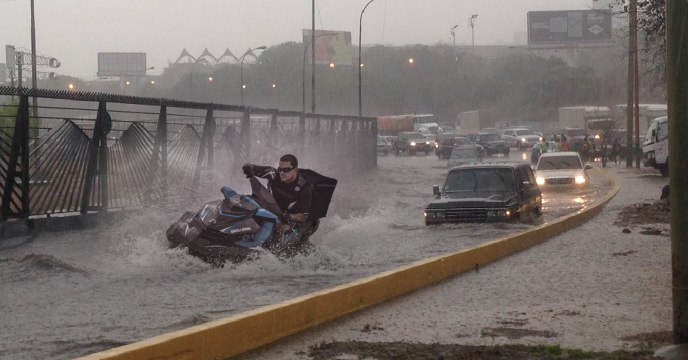 Lluvias hacen que delivery salga en moto de agua