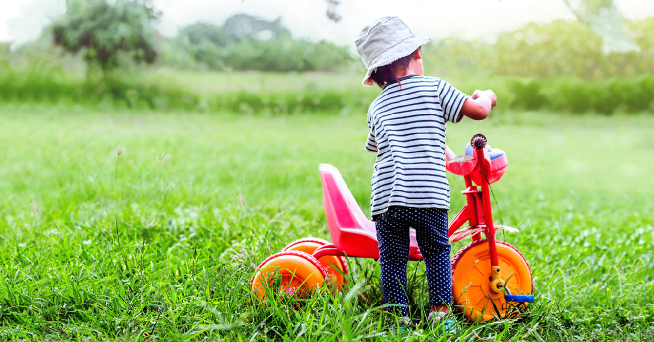 Niño tanquea su triciclo con gasolina iraní imaginaria y se queda accidentado