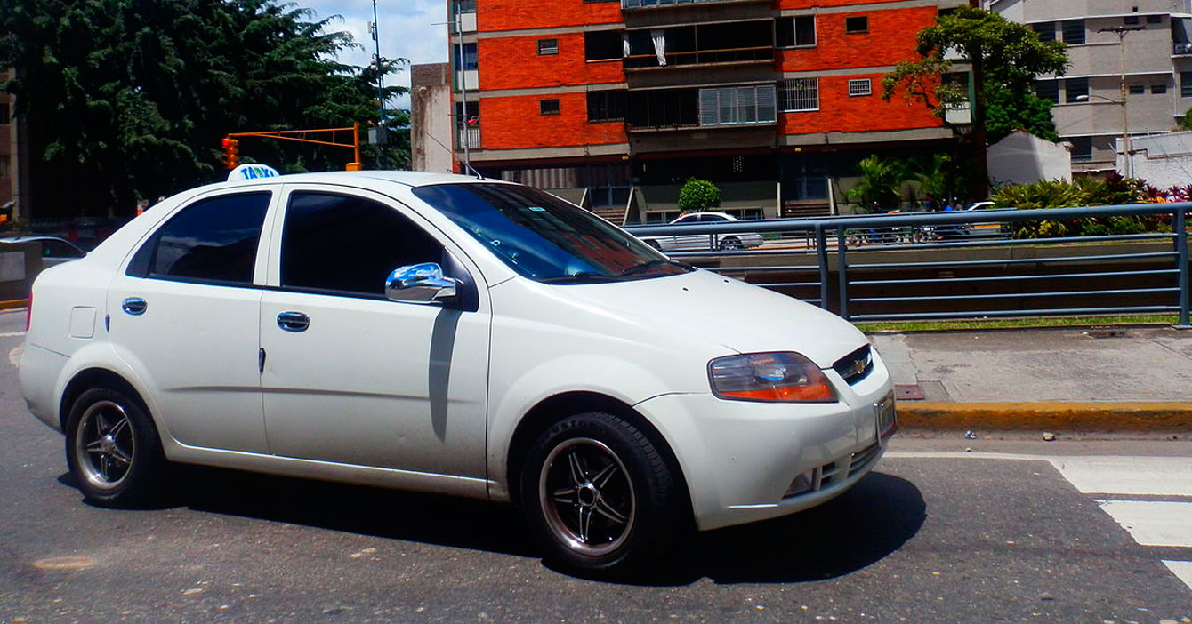 Joven usa su dinero para emigrar en taxi Caracas - Coro