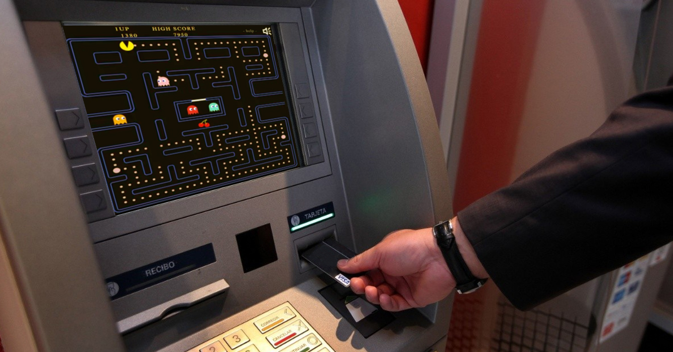 Banco recicla cajeros automáticos como consolas de Pac-Man