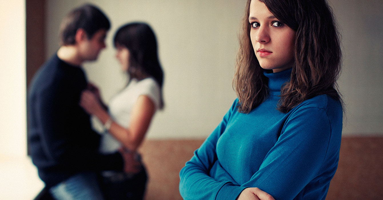 Emigración obliga a chama a hacerse amiga de su ex y de su nueva novia