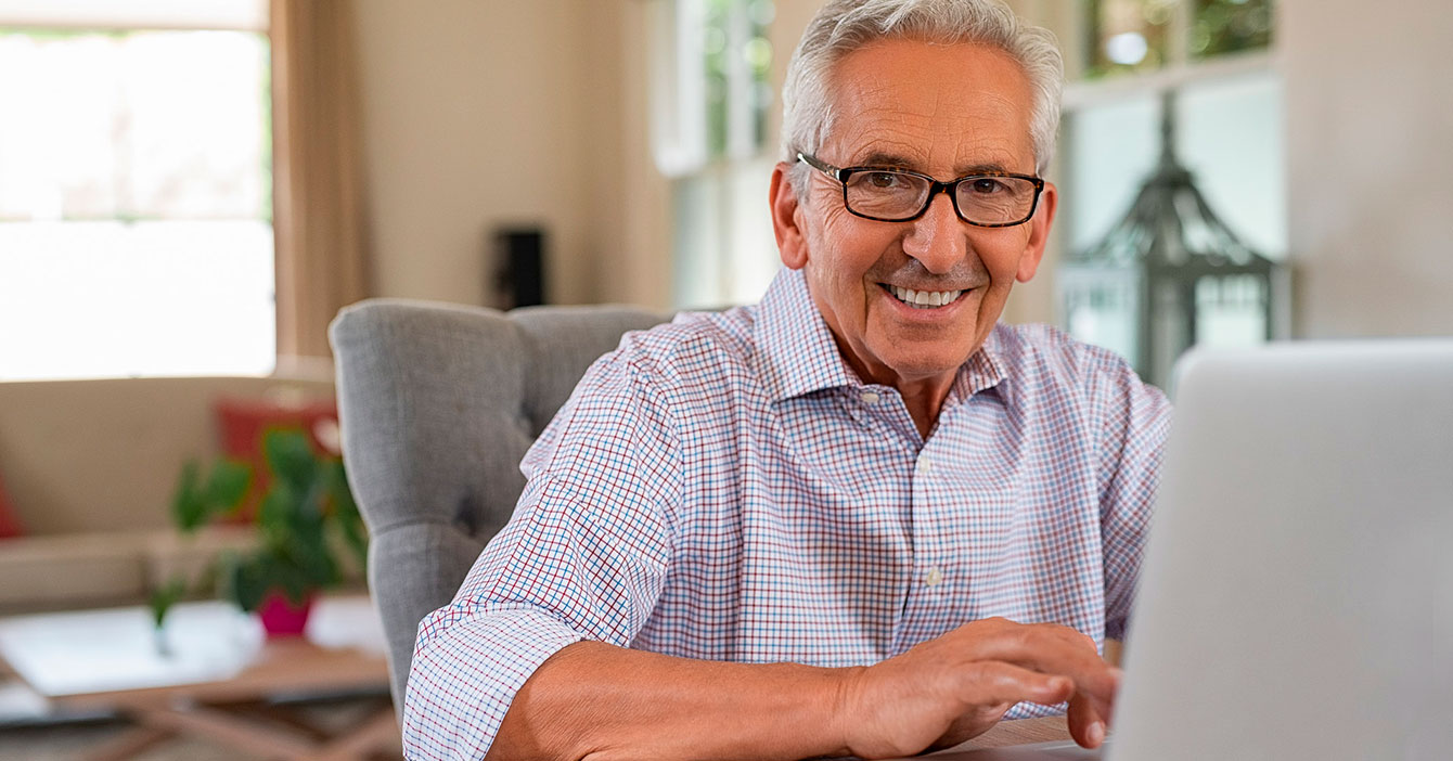 Joven de 63 años por fin tiene suficiente experiencia para afrontar su primer trabajo