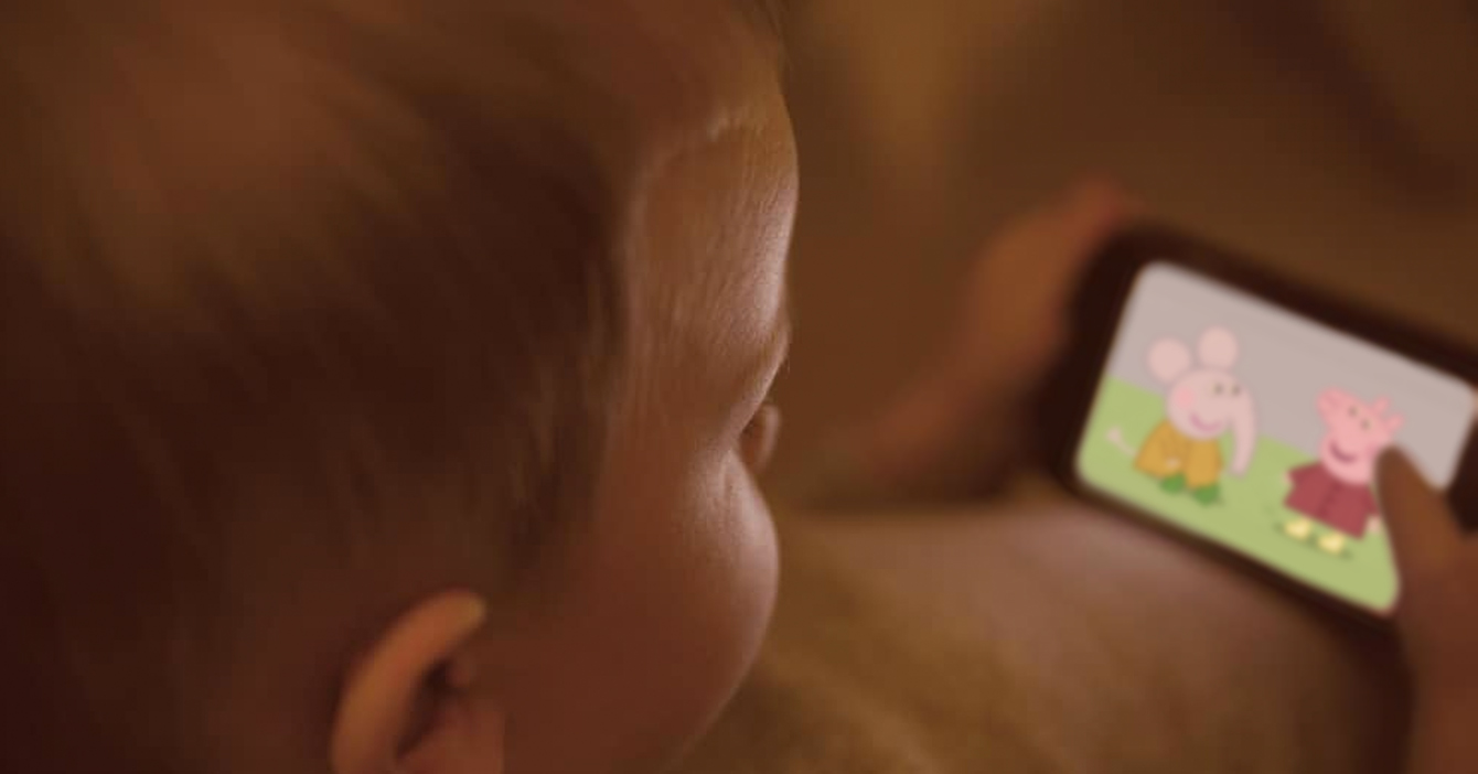 Bebé decepcionado porque papás terminaron temporada de Peppa Pig sin él