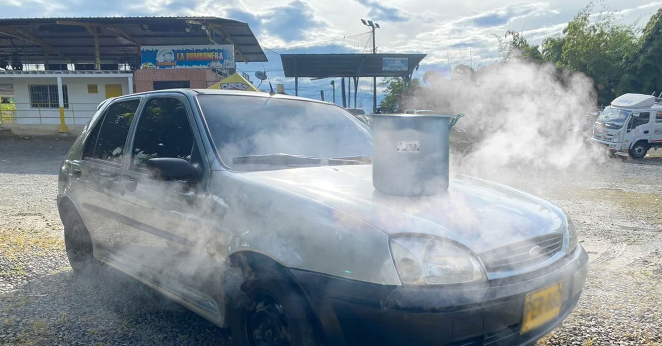 Señor sin gas monta hervido en capó de Fiesta recalentado