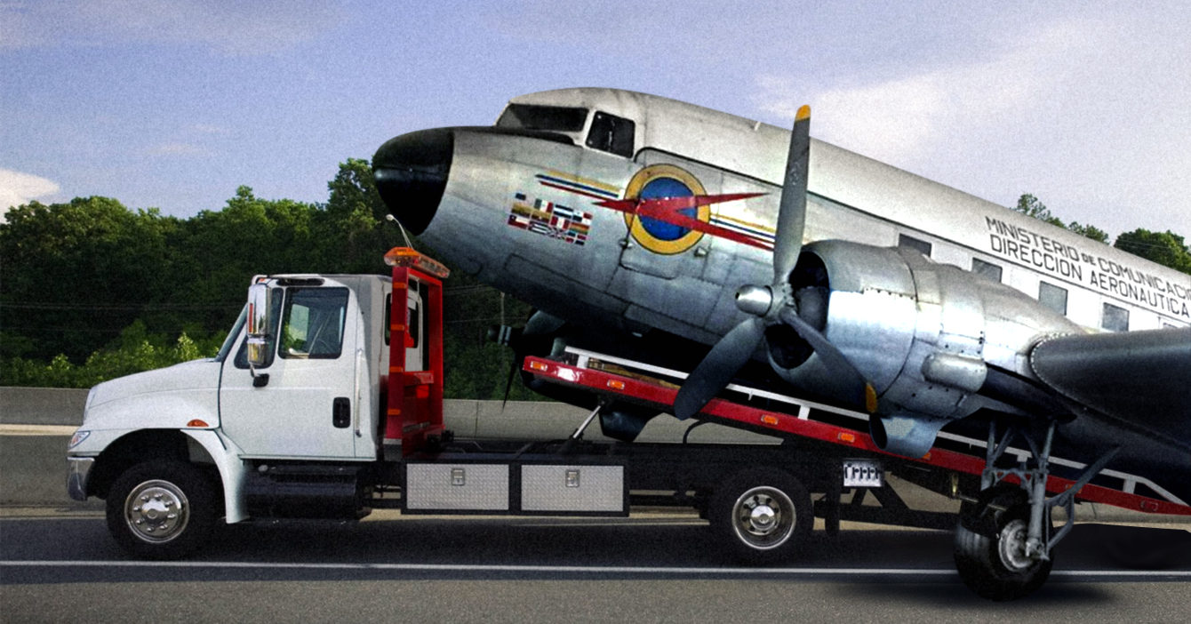 Alcaldía de Chacao remolca avión del Museo de Transporte
