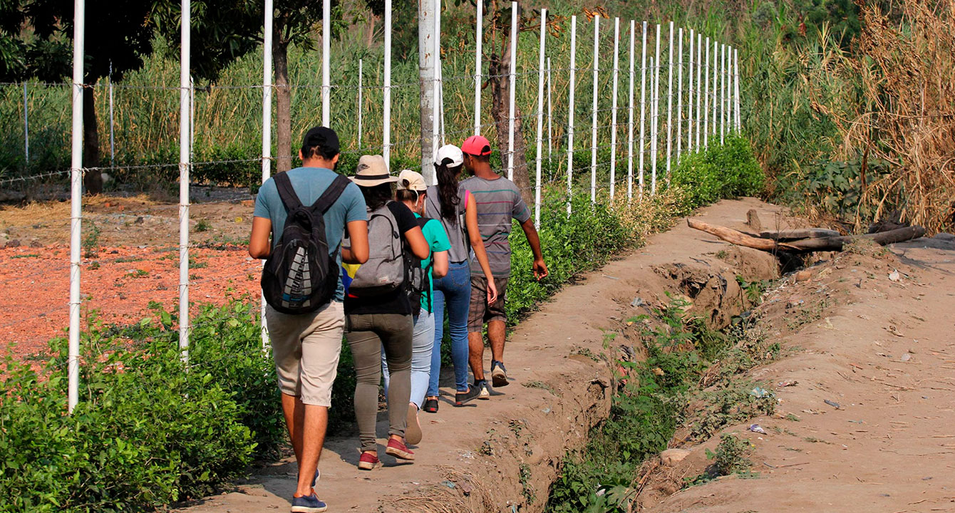 "Menos mal expulsaron a los inmigrantes ilegales" dice señor que acaba de pasar la frontera por trocha