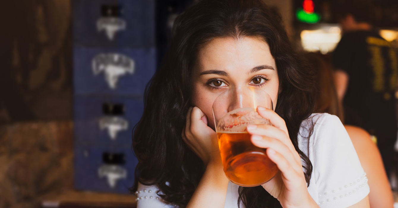 ¡Ícono feminista! En su día, mujer se baja sola 4 gaveras de cerveza
