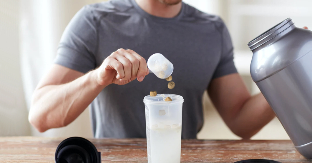 Chamo que compró proteína barata sigue sin darse cuenta que está tomando batidos de perrarina