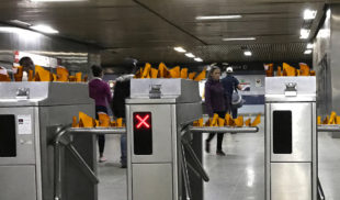 Metro de Caracas pega botellas rotas al torniquete para que todos paguen pasaje