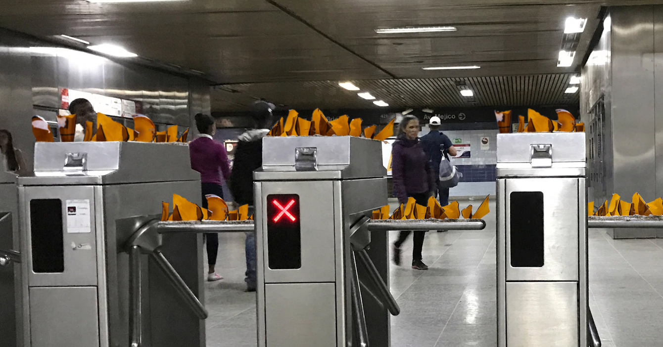 Metro de Caracas pega botellas rotas al torniquete para que todos paguen pasaje