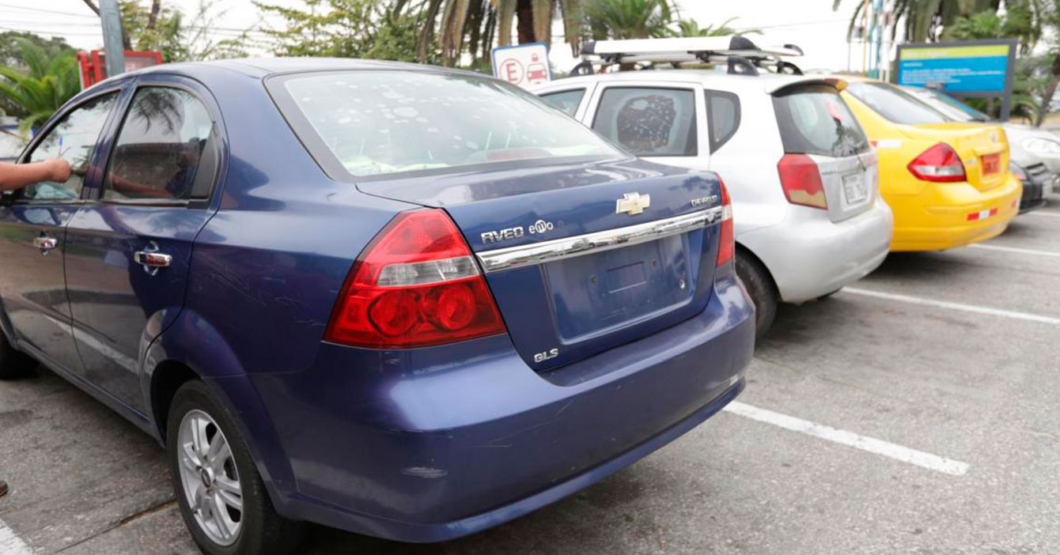 Joven le quita la placa a su carro para que no lo paren las alcabalas