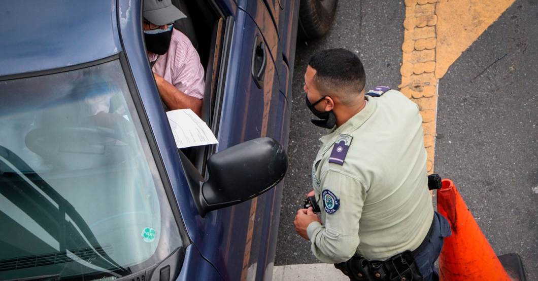 Policía que te acusa de poner en riesgo a la población quiere llevarte a un comando donde hay más gente