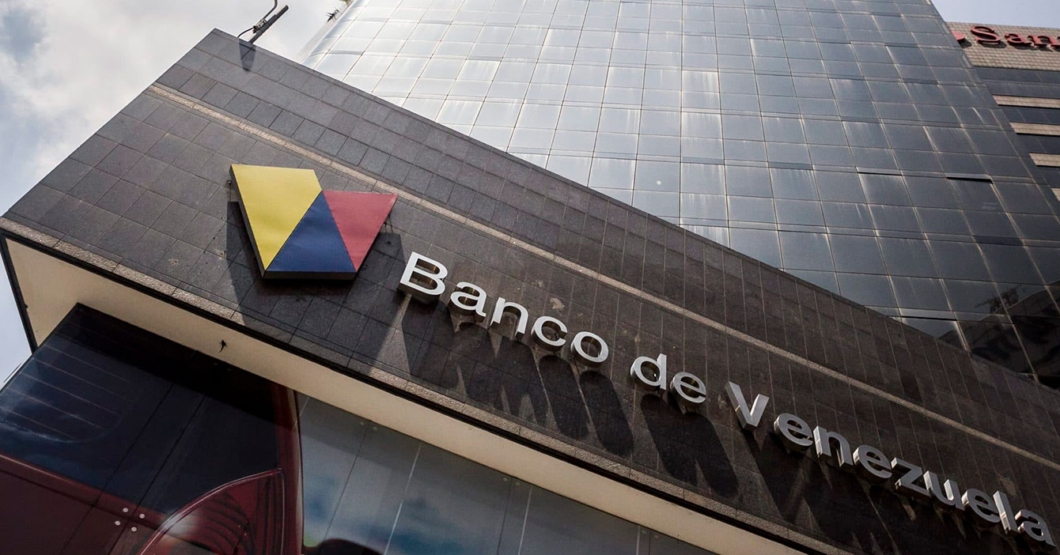 Banco de Venezuela contrata a María para compra-venta de dólares