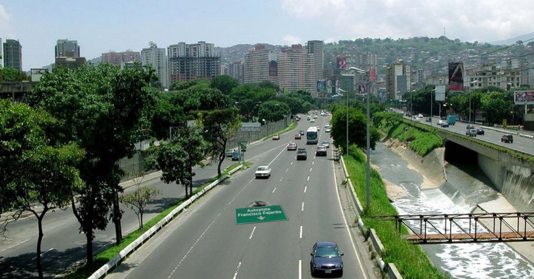 El Gobierno tapa hueco de la autopista Guaicaipuro usando letrero que decía "Autopista Francisco Fajardo"