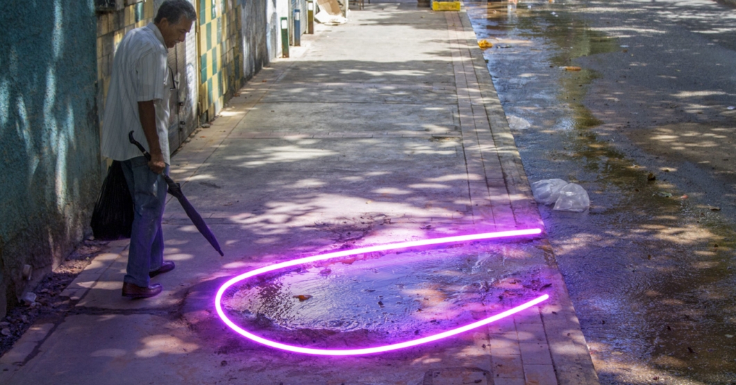 PONIENDO CARABOBO BONITO: Lacava le pegó luces LED a esta tubería rota