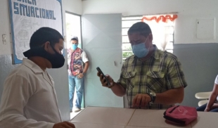 Alcalde hace entrega de saldo para el celular del ambulatorio... ya coño no podemos seguir con estos titulares porque se convierten en realidad