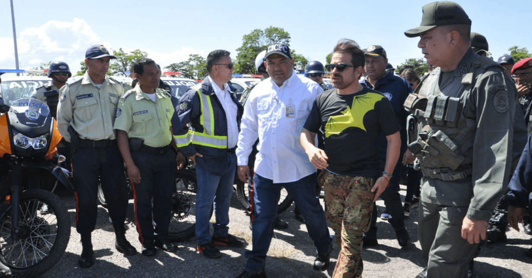 Lacava desmantela alcabala para enseñar a policías a matraquear correctamente