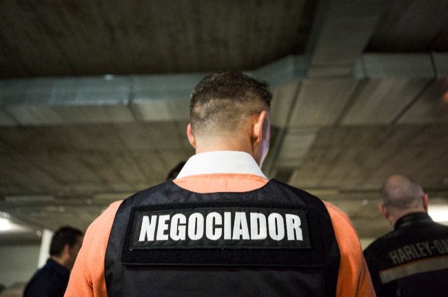 Reportan situación de rehenes en fiesta donde hay una chama leyendo la carta astral