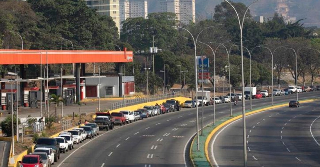 INTT recuerda a usuarios de la autopista que el canal izquierdo es el rápido y el derecho para la cola de gasolina