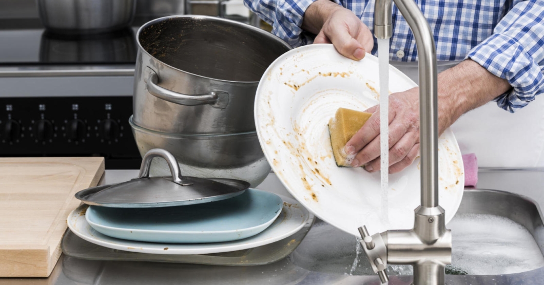 Padre homofóbico cuestiona la heterosexualidad de su hijo porque fregó su plato después de comer