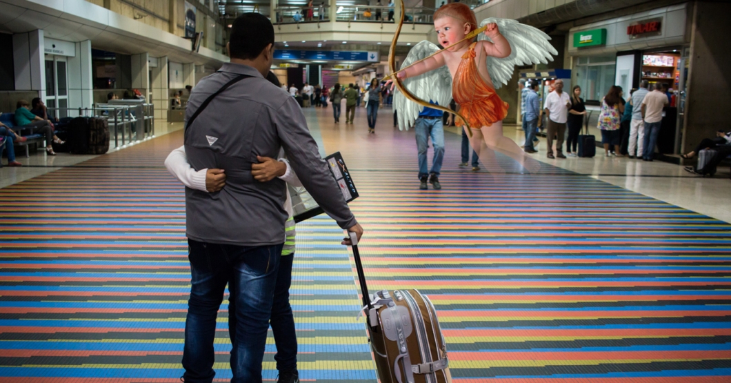 Solo por joder, Cupido flecha a chamo que tiene pasaje comprado