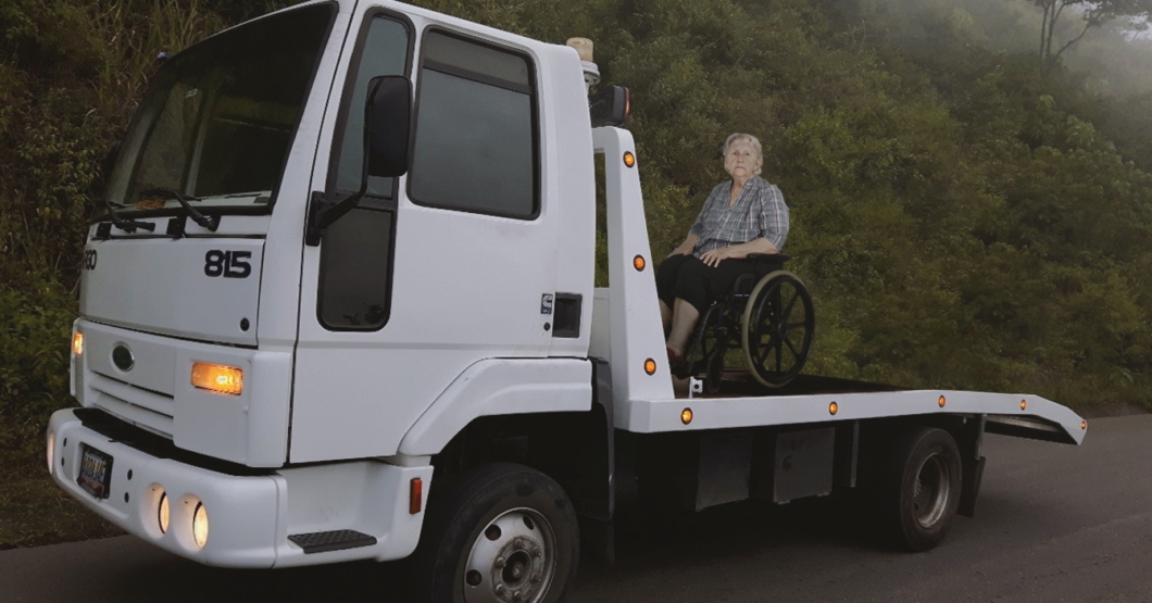 Alcaldía remolca señora en silla de ruedas mal parada