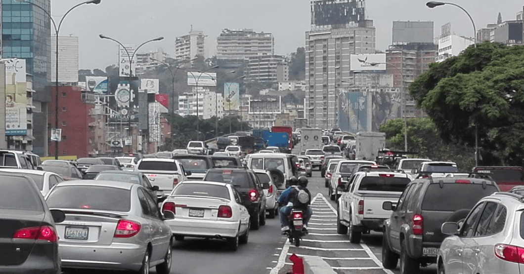 NOSTALGIA CARAQUEÑA: Gobierno tranca calles y avenidas de Caracas para recrear tráfico de antaño