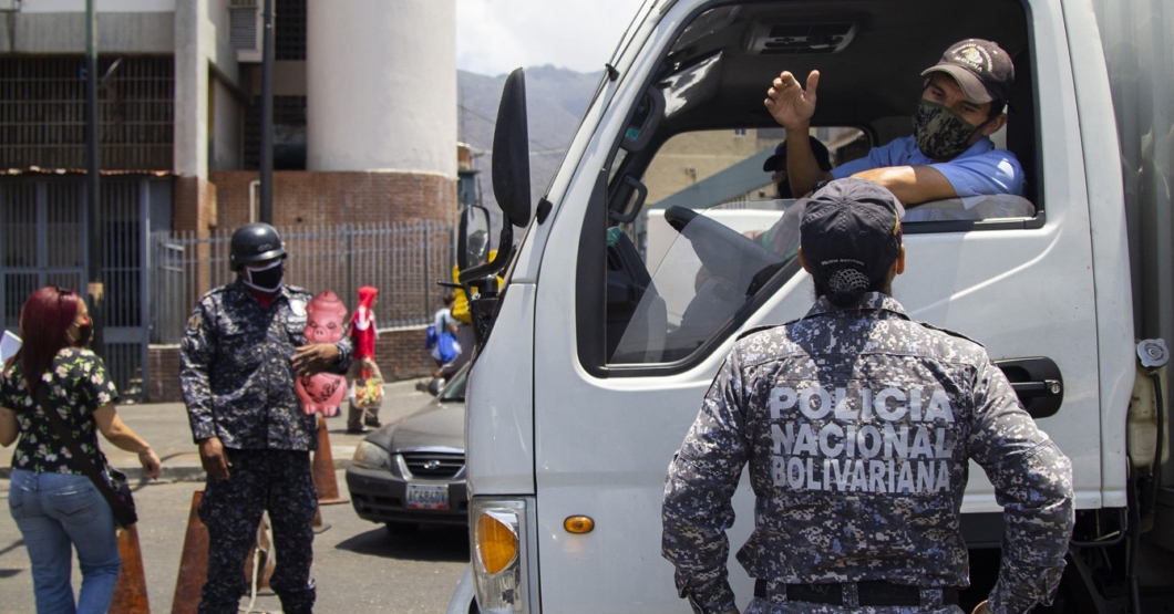 Policías duplican las alcabalas para reducir los casos de dólares en el país