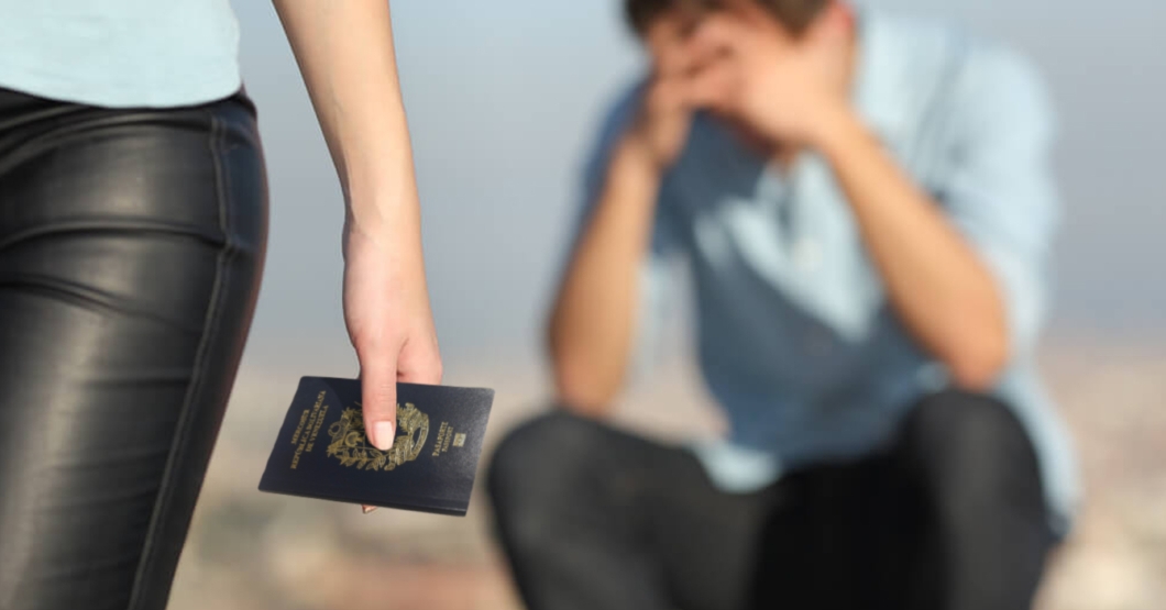 Relación de años destruida por completo cuando a chama le llega el pasaporte