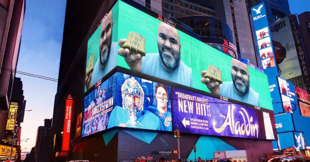 Señor paga publicidad en Time Square para anunciar que se comió su primera hallaca