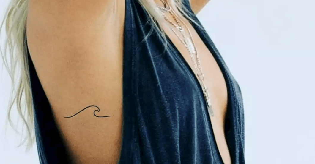 Tatuador hace su decimoctava ola minimalista del día