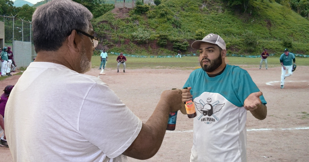 Jugadores de softbol compran cerveza artesanal por error y juego termina en civilizada charla filosófica