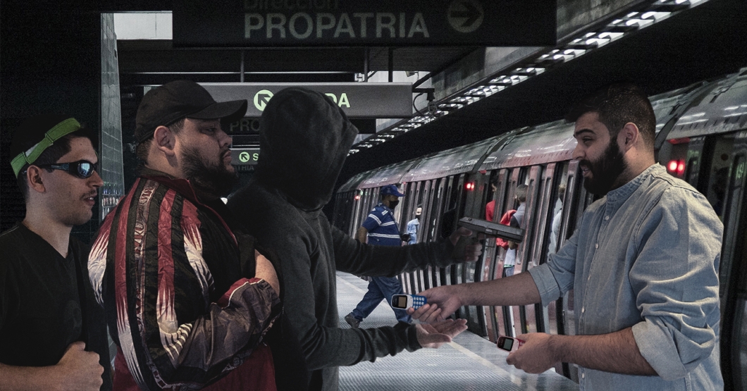 Joven compra promoción de 38 teléfonos para poder entregar un teléfono a cada malandro que lo intente robar en el Metro