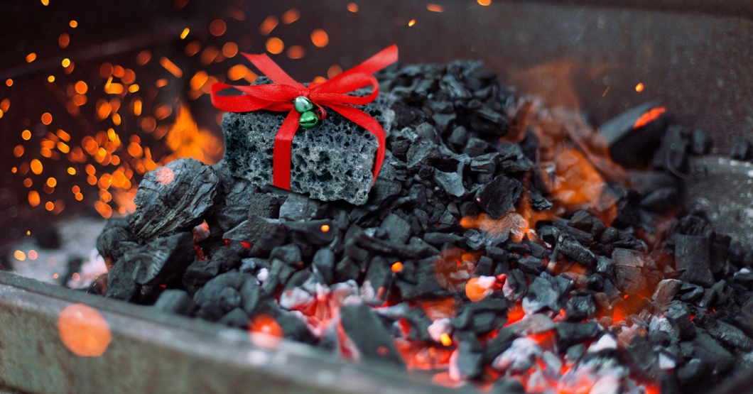 Este maestro parrillero se portó mal todo el año para recibir carbón en Navidad