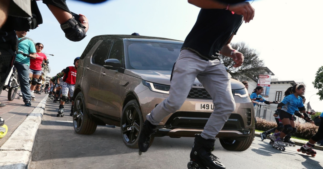 Niño enchufado lleva una Land Rover a la patinata del colegio