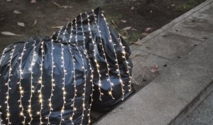 Luces sobre bolsa de basura en Las Mercedes anuncian que llegó la Navidad