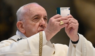 El papa Francisco ordena cambiar las hostias por viagra