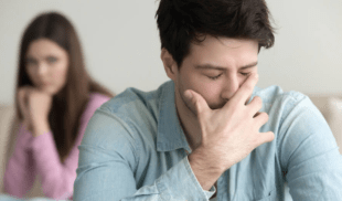 Novio finge tristeza luego de que su novia solo consiguiera entradas de Morat para ella
