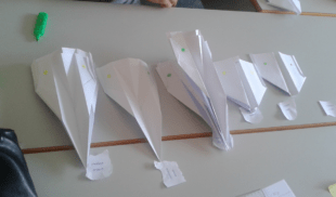 CNE organiza competencia de avioncitos de papel con las firmas del revocatorio
