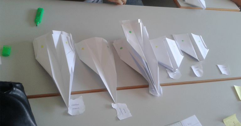 CNE organiza competencia de avioncitos de papel con las firmas del revocatorio