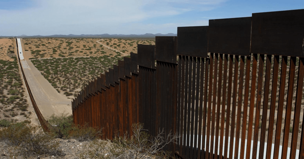 Tras decreto de visas a venezolanos, México le  pregunta a Estados Unidos de qué color quieren que pinte el muro